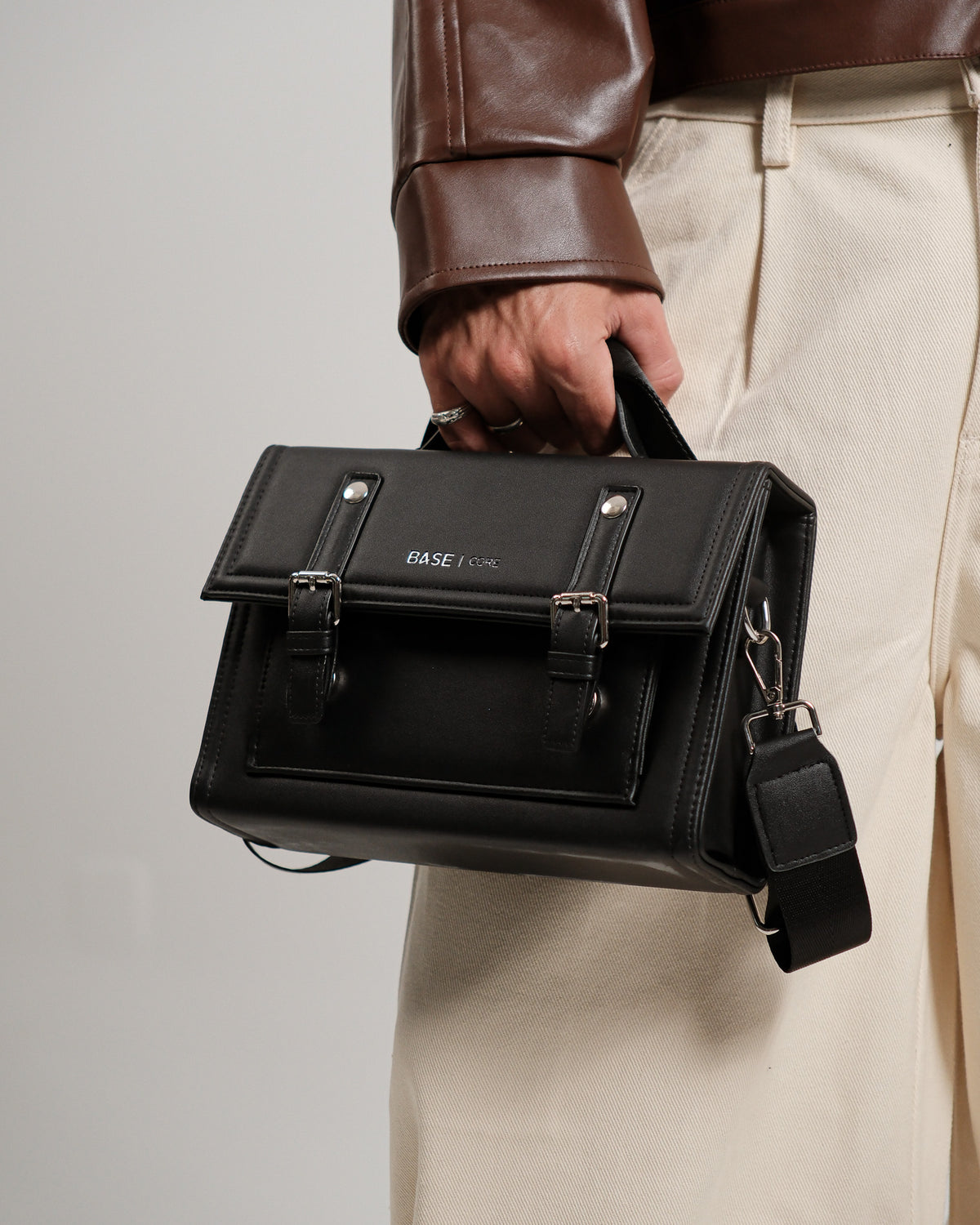 Structura Flap Crossbody - Black